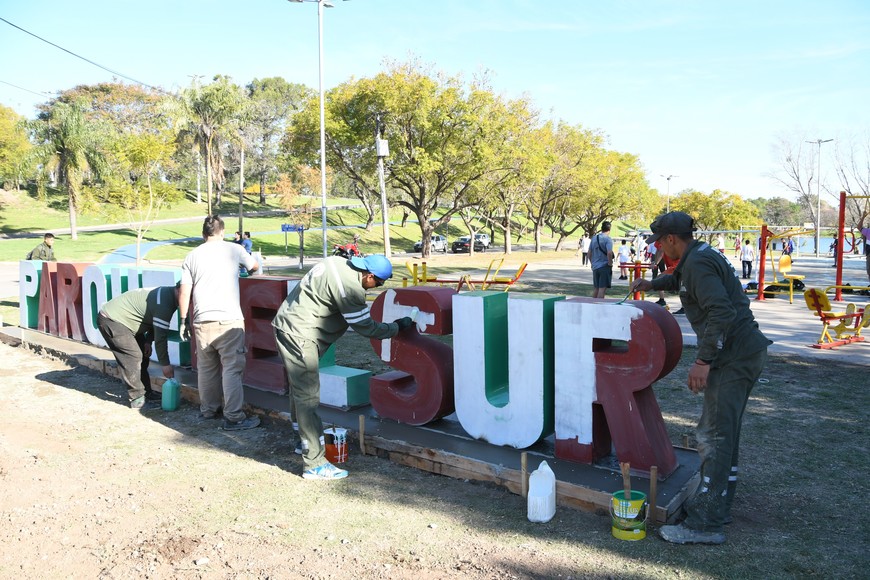 Trabajadores municipales estaban colocando y pintando las letras este martes por la tarde. Crédito: Manuel Fabatía