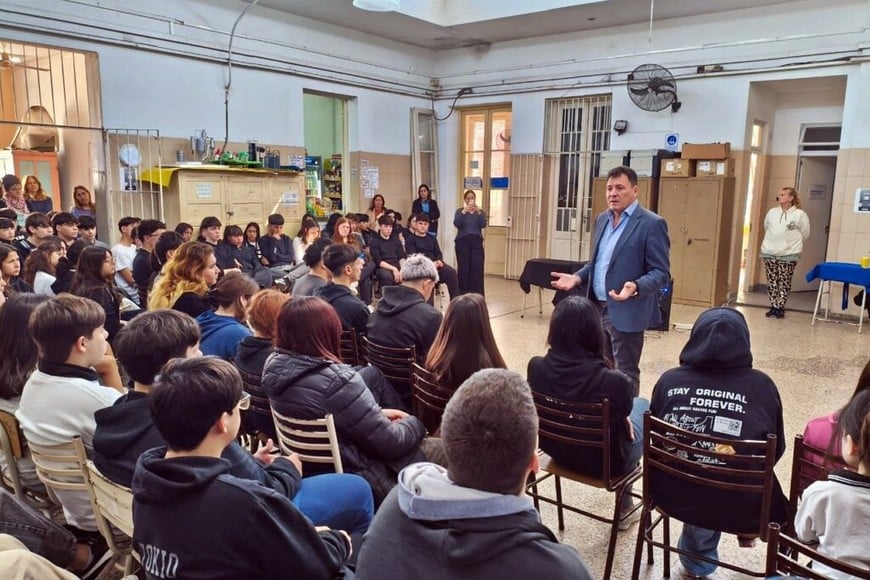 Durante la reunión se analizaron los distintos desafíos que implica el proceso, en sus dimensiones jurídicas, administrativas y tributarias, a partir de la entrada en vigencia de la nueva Constitución provincial, el viernes pasado.