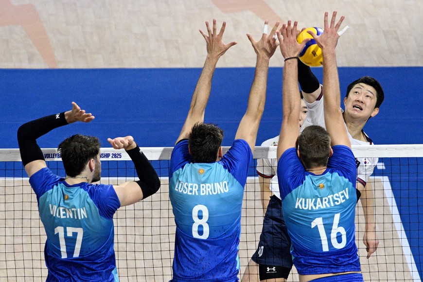 Volleyball - Men's World Championships - Preliminary Round - Group C - Argentina v South Korea - Smart Araneta Coliseum, Quezon City, Philippines - September 16, 2025
South Korea's Gyeong-Bok Na in action with Argentina's Luciano Vicentin, Agustin Loser and Pablo Sergio Koukartsev REUTERS/Noel Celis