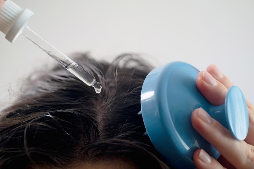 Uso de aceites naturales para nutrir y proteger los folículos capilares.