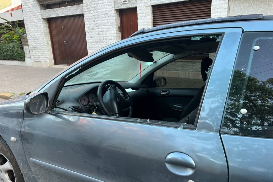 El Peugeot 206 vandalizado en pleno centro: le rompieron vidrios y robaron pertenencias.