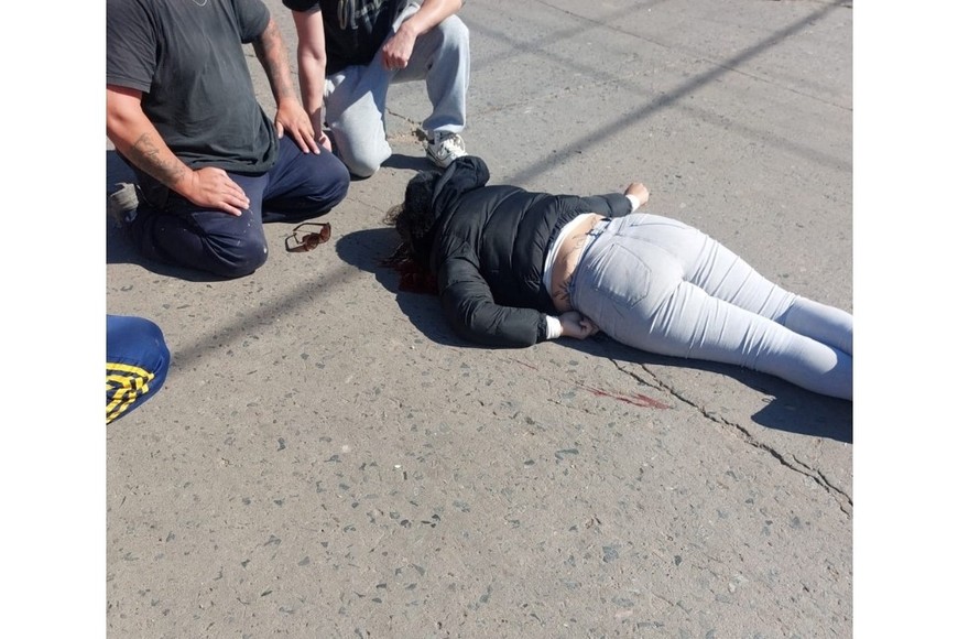 Personal de salud y ambulancias trasladando a los heridos al hospital Iturraspe.