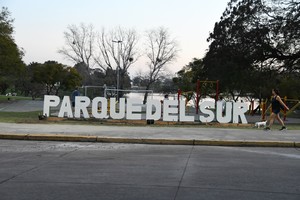 La instalación de las letras acompaña el programa de refacción de parques. Créditos: Manuel Fabatía