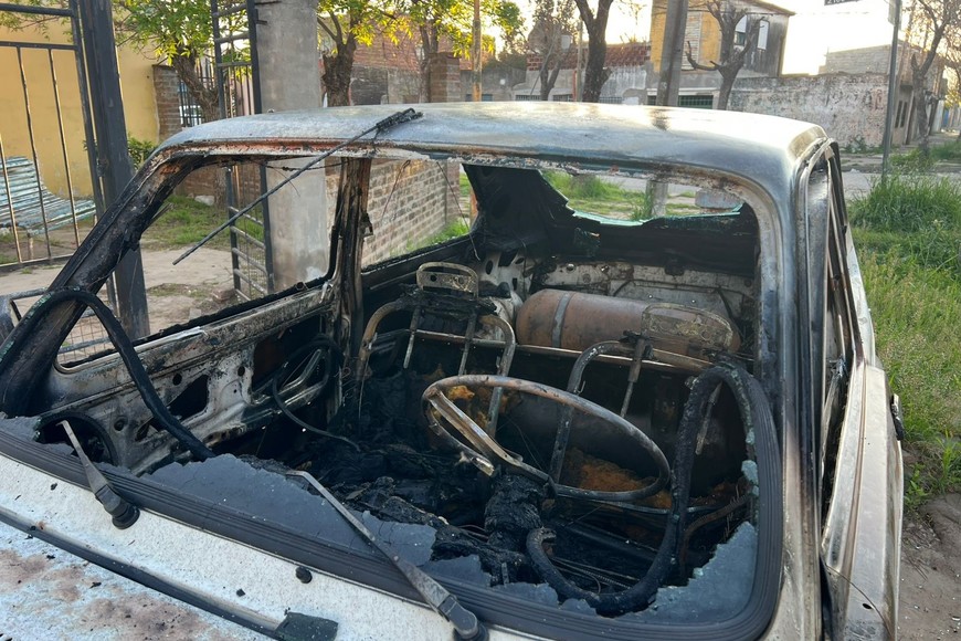 Vecinos y bomberos lograron evitar que el Fiat 147 explotara pese al fuego en su interior.