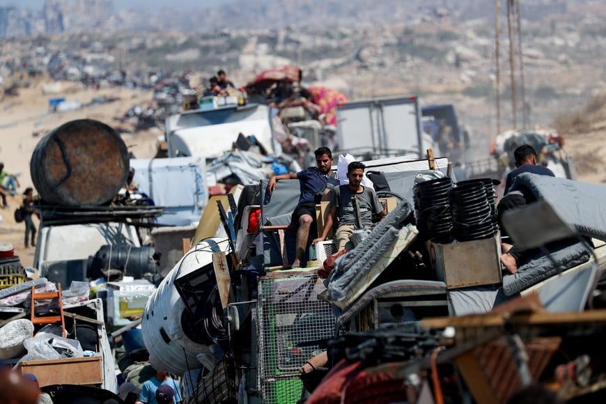 Displaced Palestinians, fleeing northern Gaza due to an Israeli military operation, move southward after Israeli forces ordered residents of Gaza City to evacuate to the south, in the central Gaza Strip September 16, 2025. REUTERS/Mahmoud Issa