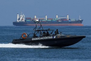 Imágenes compartidas por Donald Trump en su red Truth Social, de las lanchas atacadas por Estados Unidos.