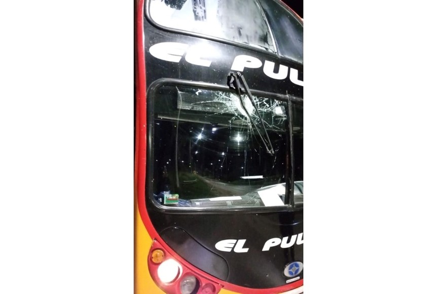 El micro de El Pulqui con el parabrisas estallado luego de recibir un piedrazo en Recreo.