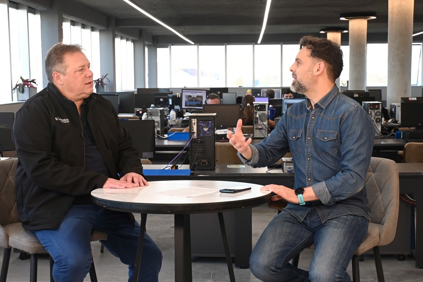 El funcionario recorrió distintas plazas para supervisar las obras de restauración y mantenimiento. Crédito: Flavio Raina.