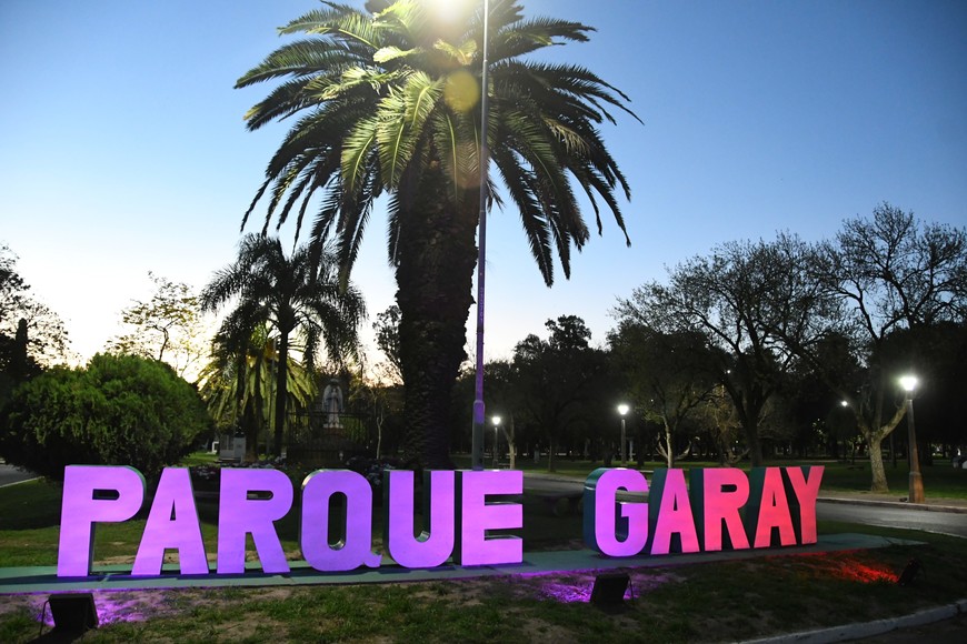 Así lucen de noche las letras del Parque Garay, instaladas tiempo atrás. Crédito: Manuel Fabatía