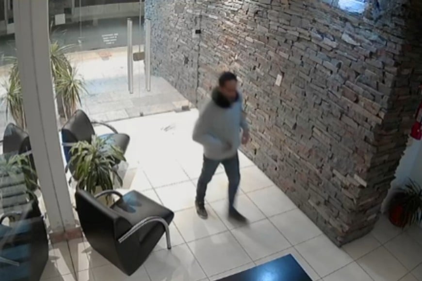 Vecinos indignados: en tres meses el mismo edificio sufrió el robo de una bicicleta y de un monopatín eléctrico.