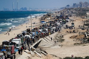 Displaced Palestinians, fleeing northern Gaza due to an Israeli military operation, move southward after Israeli forces ordered residents of Gaza City to evacuate to the south, in the central Gaza Strip September 16, 2025. REUTERS/Mahmoud Issa