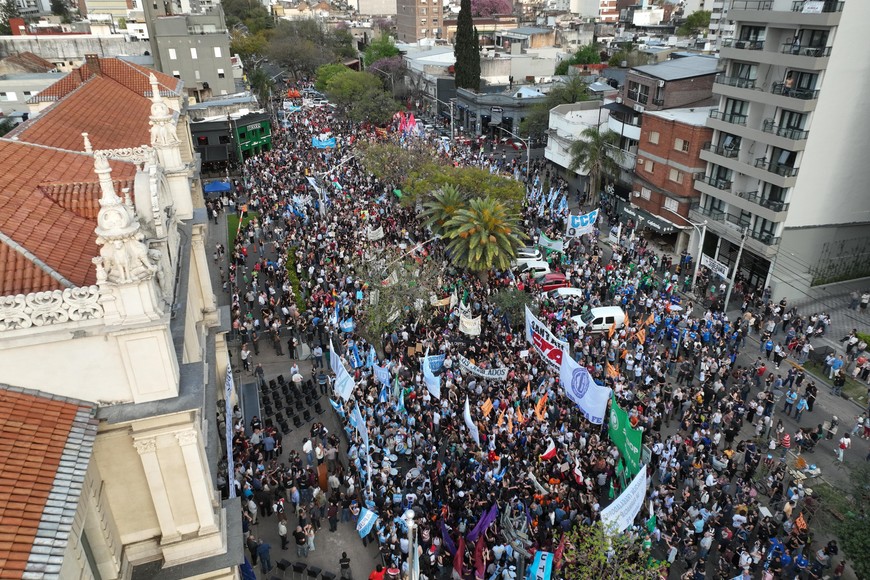 La marcha universitaria desde el Drone de El Litoral. Foto: Fernando Nicola