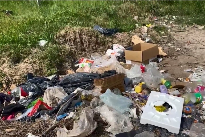 Ramas y bolsas acumuladas en esquinas internas de Colastiné Norte.