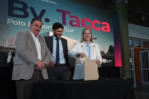 Autoridades provinciales y municipales durante el acto oficial en Santa Fe.