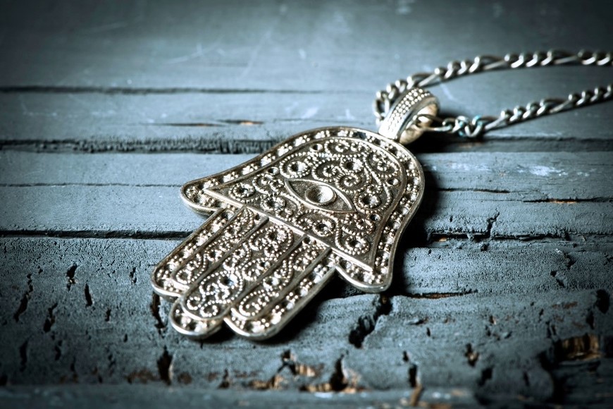 Colgantes decorativos que integran ambos símbolos para mayor eficacia protectora.