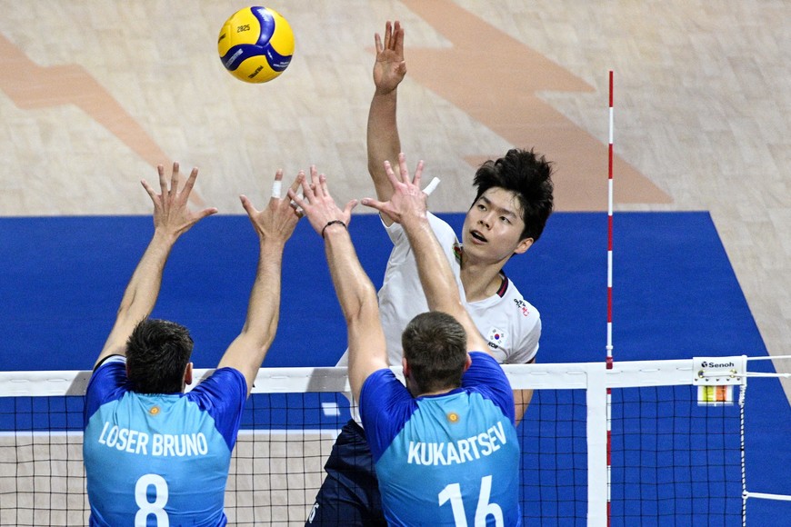 Volleyball - Men's World Championships - Preliminary Round - Group C - Argentina v South Korea - Smart Araneta Coliseum, Quezon City, Philippines - September 16, 2025
South Korea's Hanyong Jeong in action with Argentina's Agustin Loser and Pablo Sergio Koukartsev REUTERS/Noel Celis