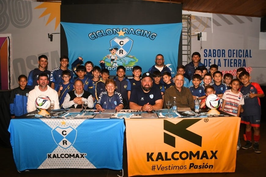 Protagonistas. La organización inivtó a los niños de los clubes participantes para la foto final. Crédito: Manuel Fabatía.