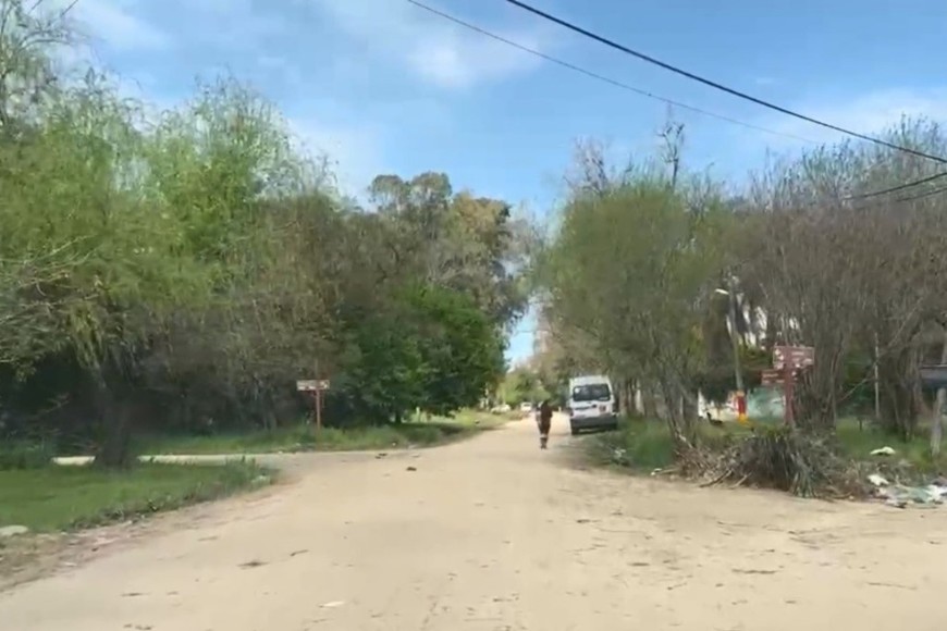 Calles de arena con huellas profundas tras la última lluvia.