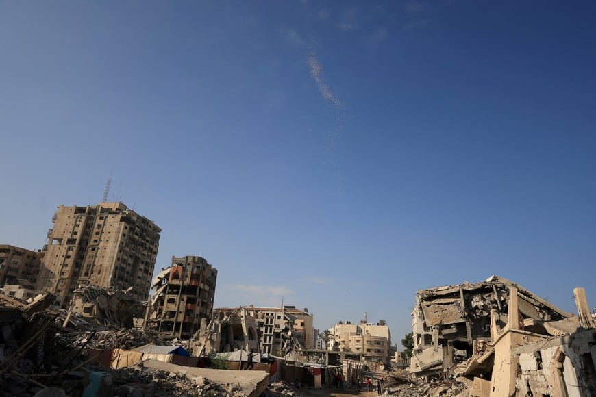 Leaflets that were dropped by Israeli forces, ordering residents of Gaza City to evacuate, descend over Gaza City September 17, 2025. REUTERS/Dawoud Abu Alkas