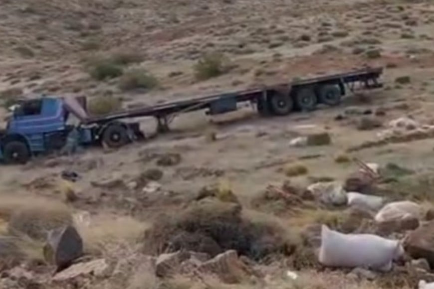 El vehículo volcó y cayó por la ladera.