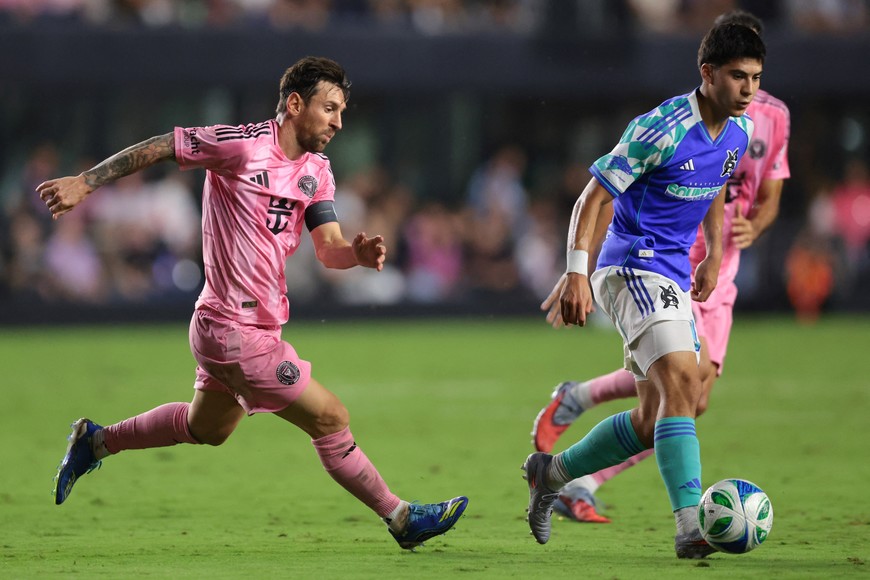 Sep 16, 2025; Fort Lauderdale, Florida, USA; Inter Miami CF forward Lionel Messi (10) chases Seattle Sounders midfielder Obed Vargas (18) during the second half at Chase Stadium. Mandatory Credit: Sam Navarro-Imagn Images