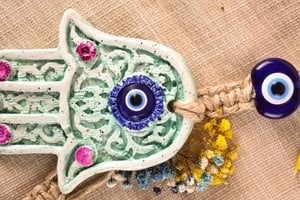 Amuleto tradicional que simboliza fuerza y resguardo frente a energías adversas.