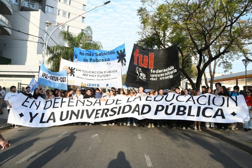 marcha universitaria santa fe. Fotos: Manuel Fabatía.