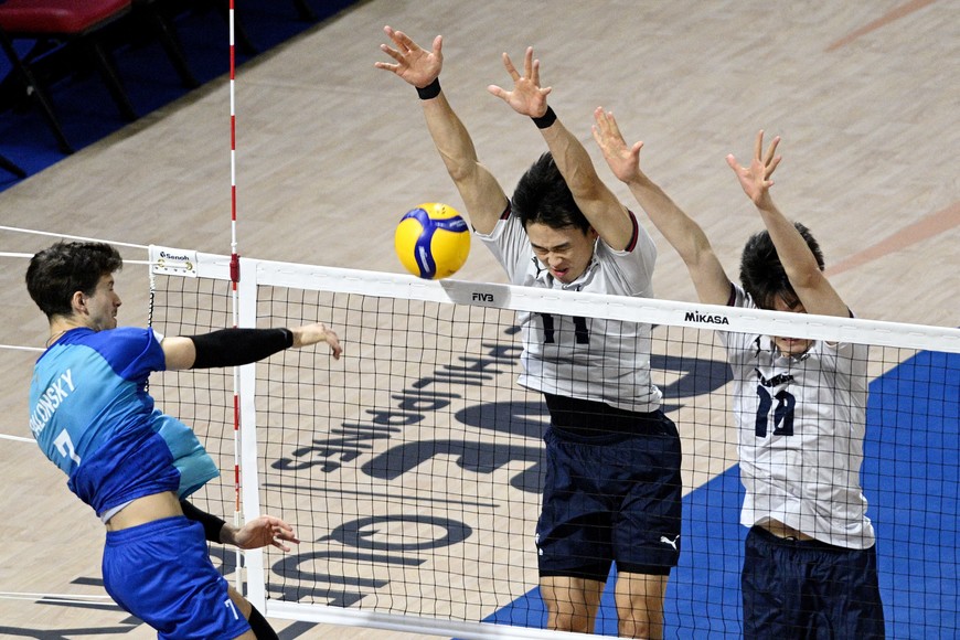 Volleyball - Men's World Championships - Preliminary Round - Group C - Argentina v South Korea - Smart Araneta Coliseum, Quezon City, Philippines - September 16, 2025
Argentina's Luciano Palonsky in action with South Korea's Donghyeok Im and Junhyeok Choi REUTERS/Noel Celis