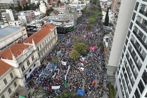 Una multitud participó de la marcha y el acto frente al Rectorado de la UNL. Fernando Nicola