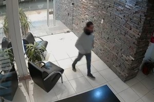 El hombre había sido captado por una cámara de seguridad del edificio.