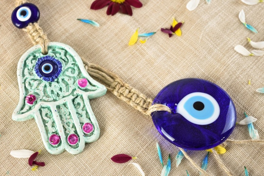 Representación de la conexión entre bienestar emocional y elementos culturales.