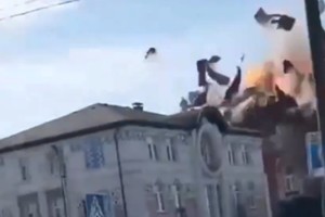 Las imágenes muestran el momento exacto en que un dron impacta contra un edificio