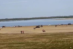 Vecinos denuncian que cada fin de semana motos y cuatriciclos corren picadas. Foto: Captura de video