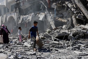 Palestinians inspect the site of an evacuated house, after it was hit by an Israeli air strike, in Gaza City, September 12, 2025. REUTERS/Ebrahim Hajjaj     TPX IMAGES OF THE DAY
