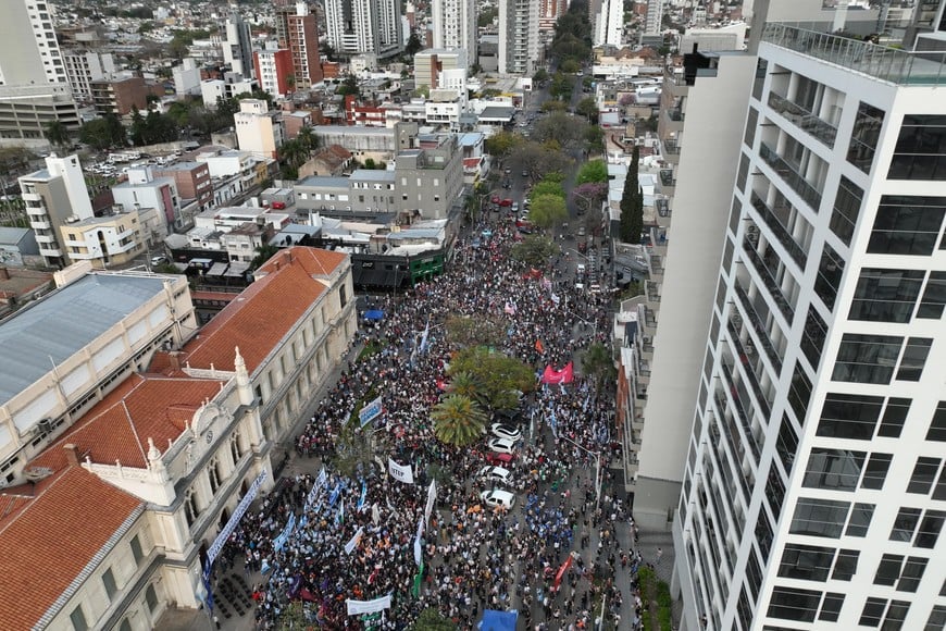 Con una multitud de estudiantes, docentes y gremios, la Marcha Federal Universitaria surcó las calles de la ciudad. El acto frente al Rectorado de la UNL combinó festejo y reclamos: "Sin presupuesto no hay universidad ni futuro"
