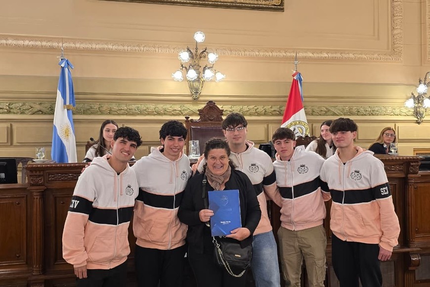 Para Pirola, esa experiencia es valiosa: “Su mirada, sus preguntas y su energía confirman que la política se fortalece con la participación activa de las nuevas generaciones”.