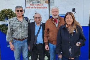 Acto conmemorativo en Rosario. De izquierda a derecha: Paulo Cabrera Rojo, Orlando Gauna, el coronel Andrés Fernández Cendoya y Silvia Ibarzábal.