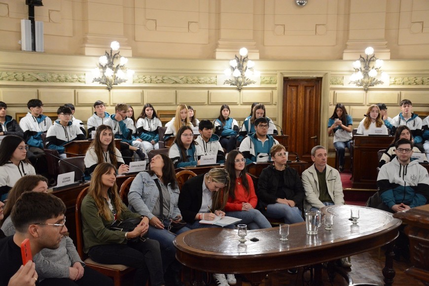 Para Pirola, esa experiencia es valiosa: “Su mirada, sus preguntas y su energía confirman que la política se fortalece con la participación activa de las nuevas generaciones”.