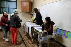 Hasta el momento, prácticamente la mitad de las convocatorias han tenido una respuesta positiva en tanto que el resto se divide en telegramas rechazados o no recibidos, y excusaciones de quienes no podrán participar.  Crédito: Flavio Raina