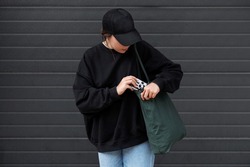 Ropa oscura con aspecto renovado tras aplicar el truco casero.