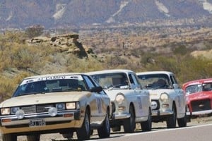 La exhibición de vehículos clásicos combina historia automovilística con turismo y cultura local.