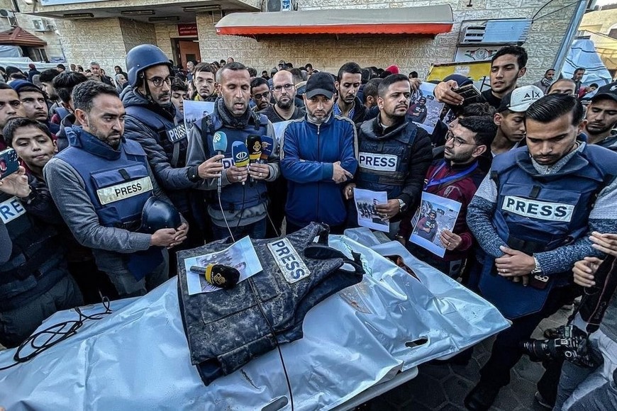 Homenaje de periodistas gazatíes a un reportero muerto en Gaza cumpliendo su labor. Ante la condena internacional y la versión oficial de los hechos, el ejército israelí responde con una contra-narrativa mediante la cual, sin negar los ataques, los justifica porque asegura que son "terroristas". Reuters