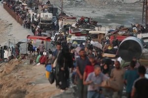 Desplazamiento forzado de palestinos del norte de Gaza al sur, debido a la última ofensiva militar israelí.