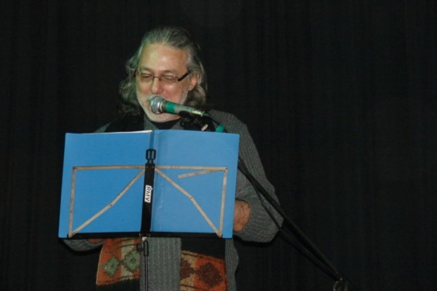 Escribió libros y poemas, condujo programas de radio