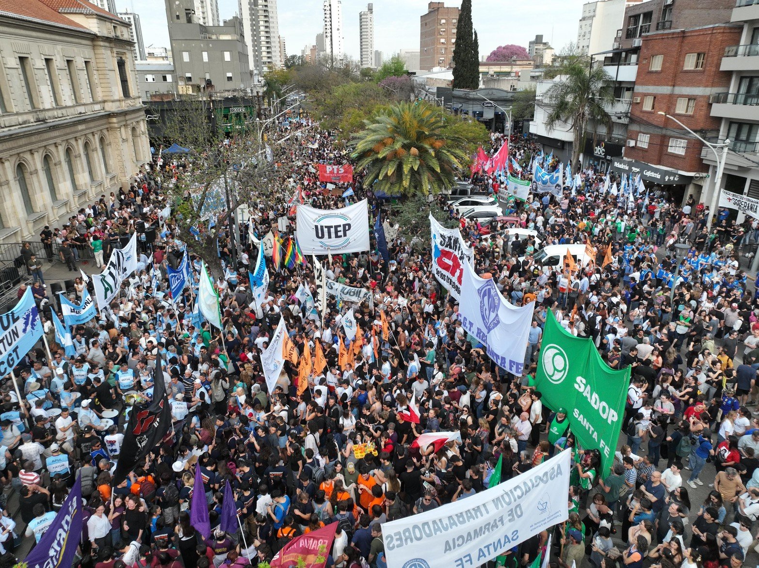 Con una multitud de estudiantes, docentes y gremios, la Marcha Federal Universitaria surcó las calles de la ciudad. El acto frente al Rectorado de la UNL combinó festejo y reclamos: "Sin presupuesto no hay universidad ni futuro"