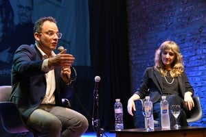 Ariel Wilkis y Marina Luzzi describen en "El dólar. Historia de una moneda argentina" el proceso histórico, económico, social y cultural que convirtieron a una moneda extranjera de elites en actor principal de la vida cotidiana nacional. Créditos: Manuel Fabatía