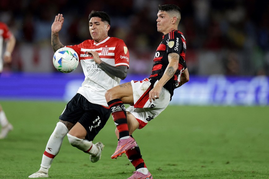 Soccer Football - Copa Libertadores - Quarter Finals - First Leg - Flamengo v Estudiantes La Plata - Estadio Maracana, Rio de Janeiro, Brazil - September 18, 2025
Flamengo's Ayrton Lucas in action with Estudiantes La Plata's Facundo Farias REUTERS/Ricardo Moraes
