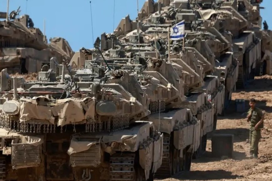 Tanques israelíes avanzan sobre Gaza. El movimiento de tropas de Israel en el enclave implica maniobras arriesgadas para la población gazatí y los rehenes. Menahem Kahana/AFP/DW