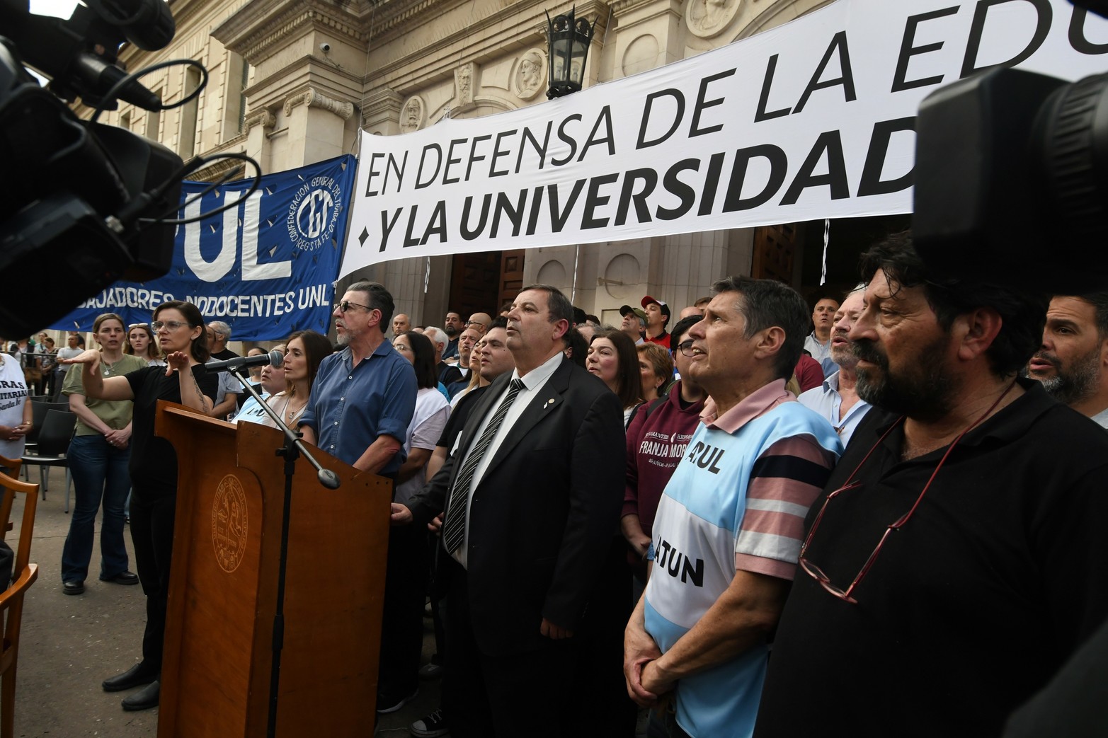 Con una multitud de estudiantes, docentes y gremios, la Marcha Federal Universitaria surcó las calles de la ciudad. El acto frente al Rectorado de la UNL combinó festejo y reclamos: "Sin presupuesto no hay universidad ni futuro"