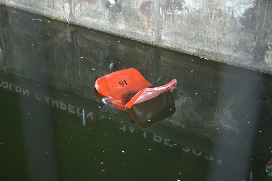 Colón no pudo finalizar en norma el partido ante Mitre en el Brigadier por los disturbios. Crédito: Manuel Fabatía